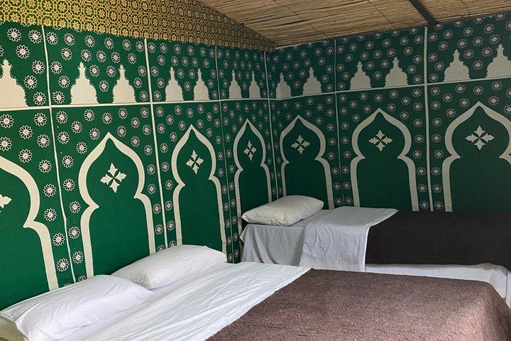 Acampamento noturno em Merzouga com passeio de camelo e sandboard