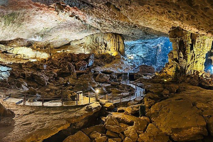 Luxus-Halong Bay Tagestour mit Buffet Mittagessen und Kajak