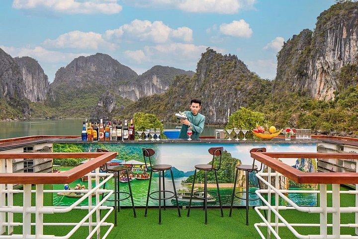 Luxus-Halong Bay Tagestour mit Buffet Mittagessen und Kajak