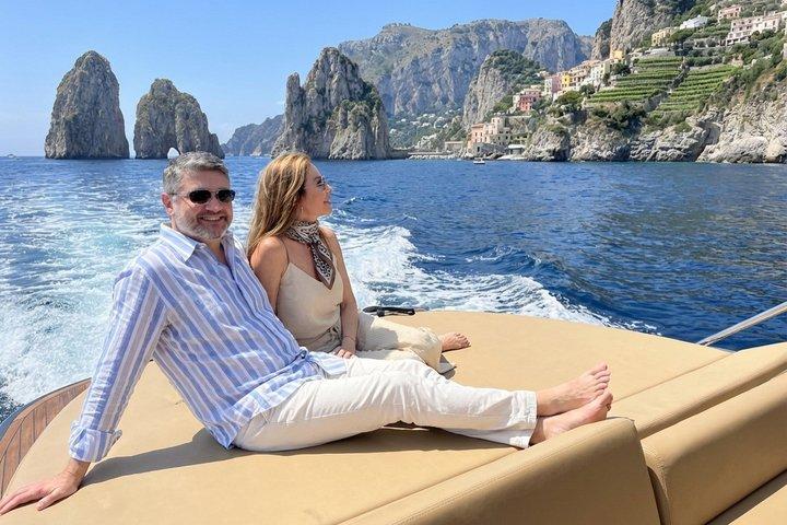 Capri in Barca: Tour Semi-Privato con Capitano Locale