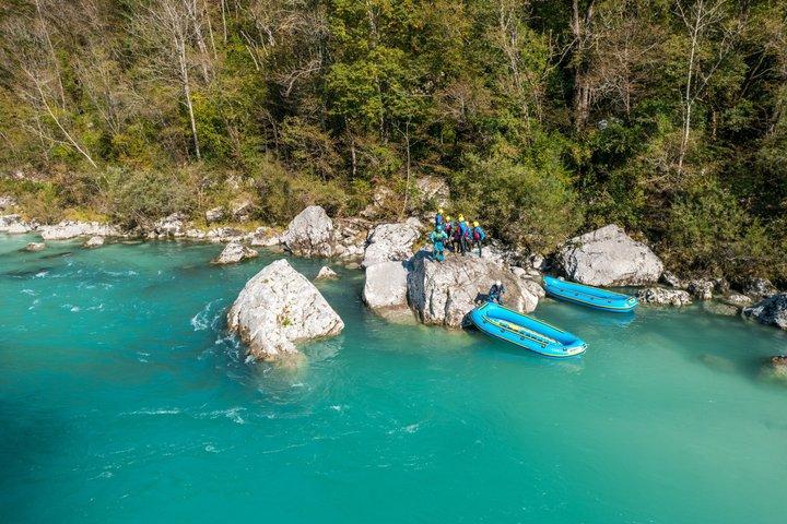 Rafting en eau vive sur la rivière Soča à Bovec avec photos gratuites