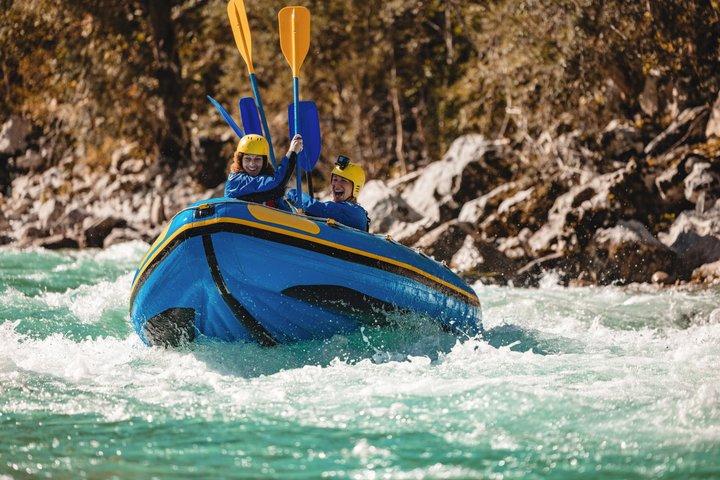 Rafting en eau vive sur la rivière Soča à Bovec avec photos gratuites