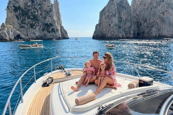 Capri an einem Tag: Bootstour + Stadtbesichtigung + offene Bar + Brunch