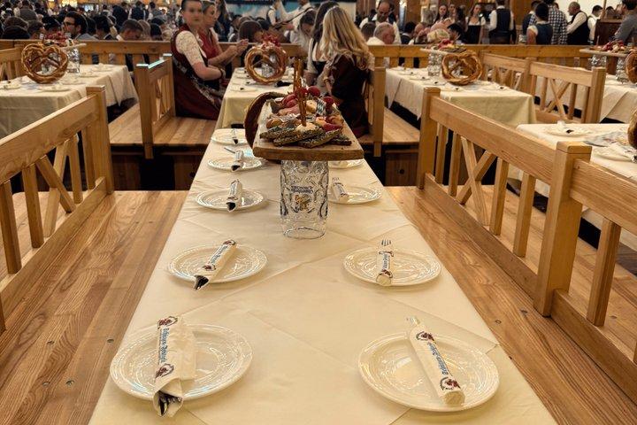 Oktoberfest experiência de mesa com comida de cerveja e anfitrião local