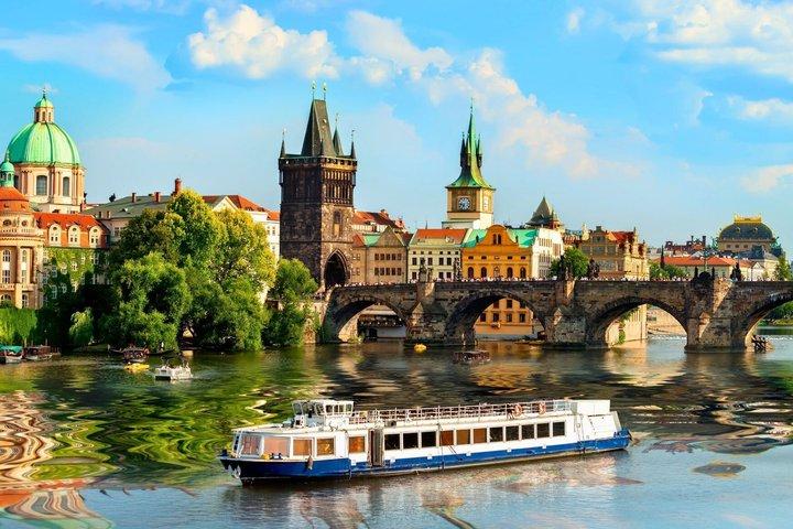 Best of Prague with Sightseeing Bus Tour, Cruise & Castle Entry
