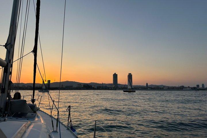 Bootsfahrt bei Sonnenuntergang in Barcelona mit Cava-Flatrate