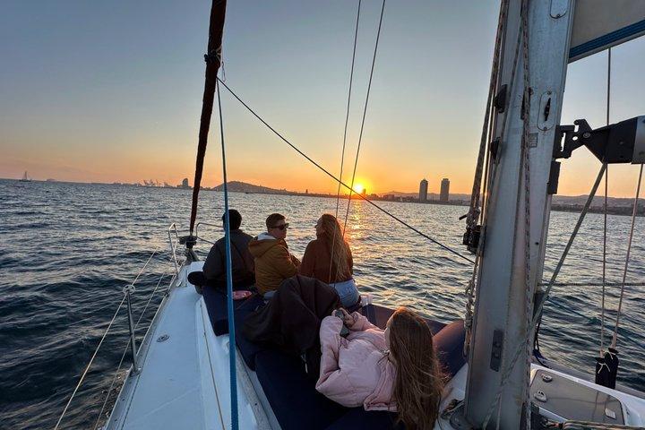 Bootsfahrt bei Sonnenuntergang in Barcelona mit Cava-Flatrate