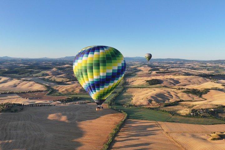 Montgolfière au-dessus des collines de Pienza, Montalcino et Val D'Orcia