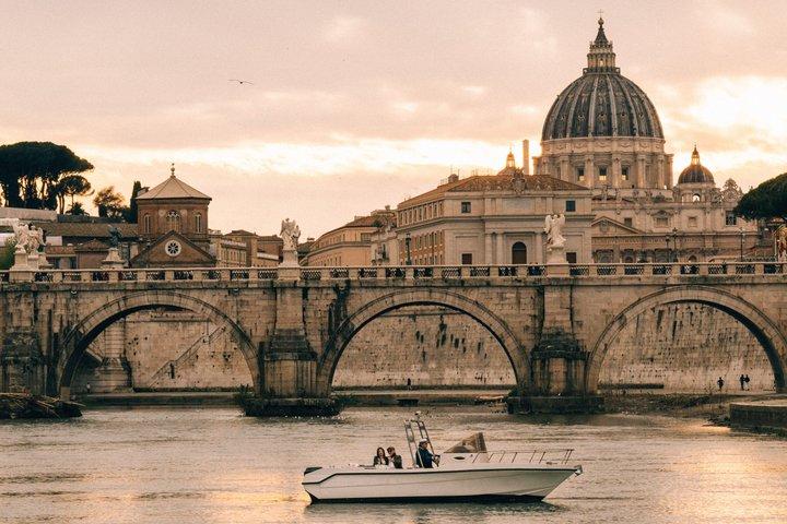 Crociera privata in barca sul Tevere con aperitivo nel cuore di Roma