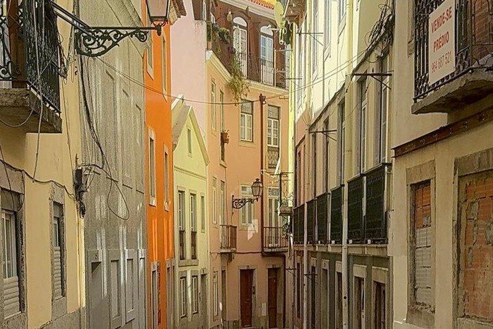 Lisbon Historical Tuktuk Tour in Alfama