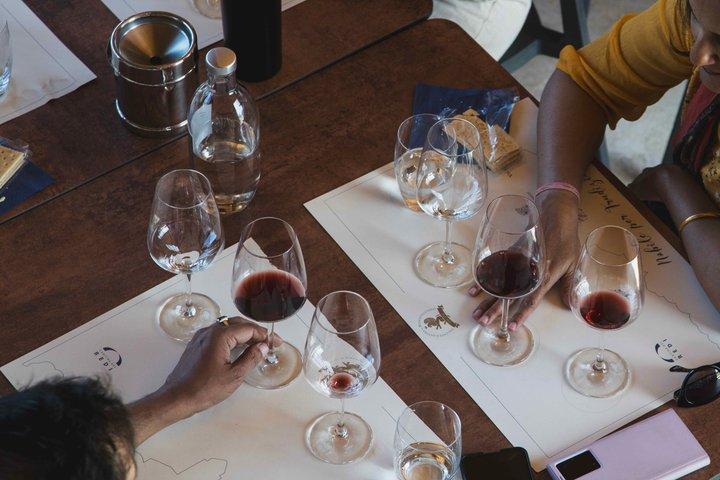 Montepulciano : ワインセラーツアー、ワインテイスティング&ランチ