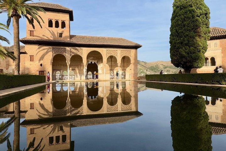 Tour privato VIP dell'Andalusia, con tappe a Siviglia, Granada e Cordova, da Madrid.