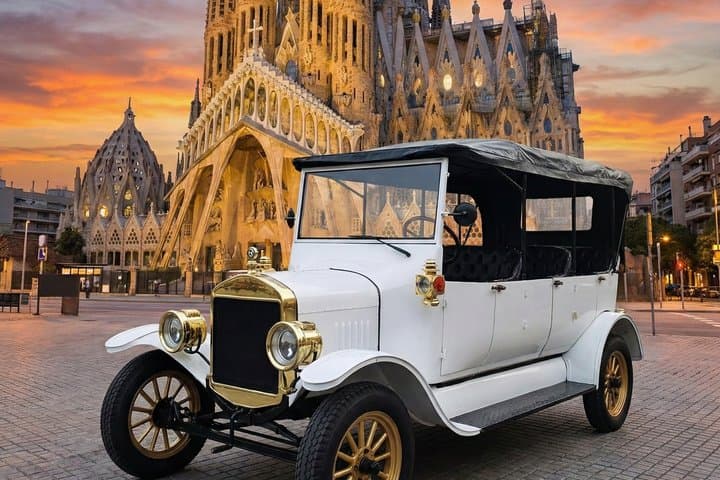 Gaudi & Sagrada Familia Private Tuk Tuk Tour and Highlights