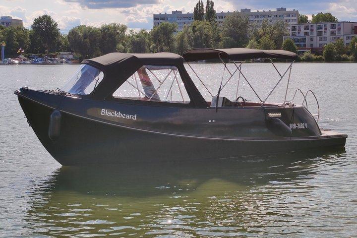 Udforsk Potsdam Wannsee med båd (1 til 8 personer, ingen licens kræves)