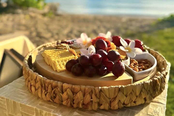 Picnic de luxo e pintura à beira-mar