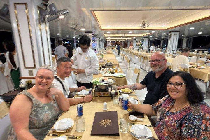 HCM City by Night: crociera con cena, ciclo e spettacolo di marionette sull'acqua