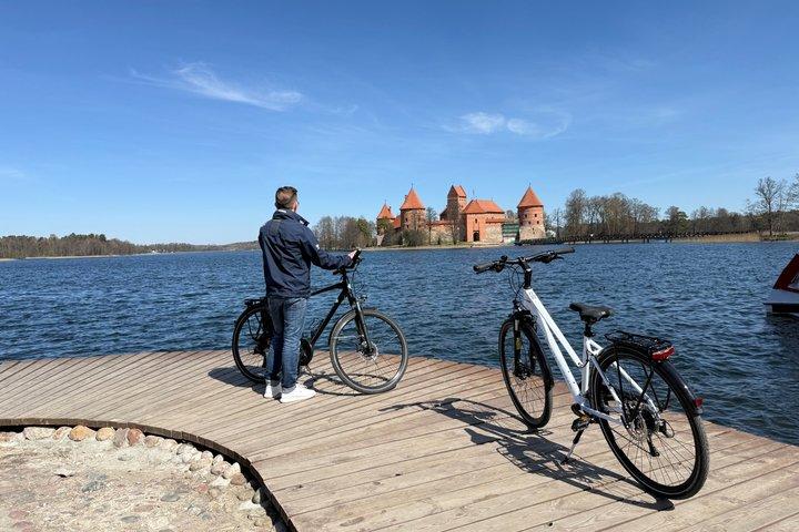 トラカイへの 1 日ガイドなし旅行 - 24 時間の自転車レンタル。そして電車の切符