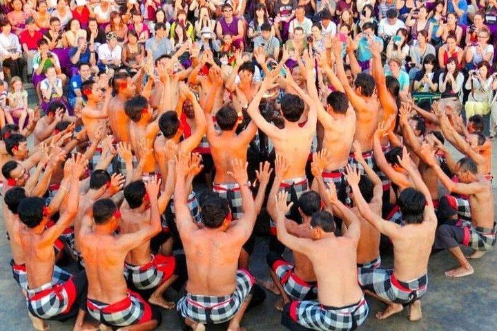 Visita nocturna privada al templo de Uluwatu y Kecak Fire Dance en la bahía de Jimbaran