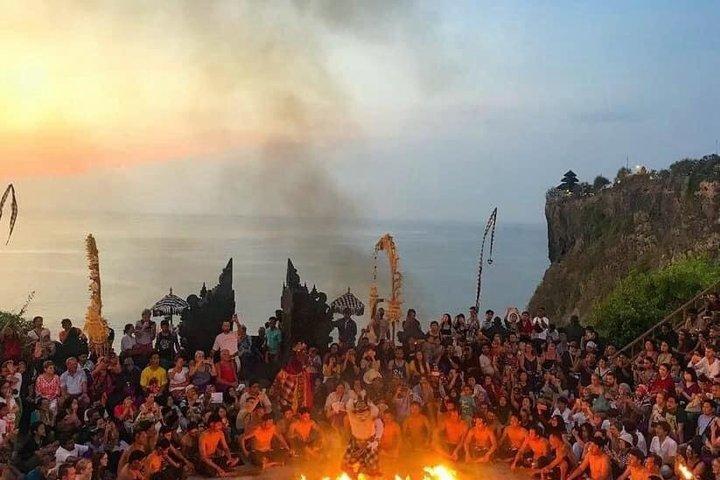 Visita nocturna privada al templo de Uluwatu y Kecak Fire Dance en la bahía de Jimbaran