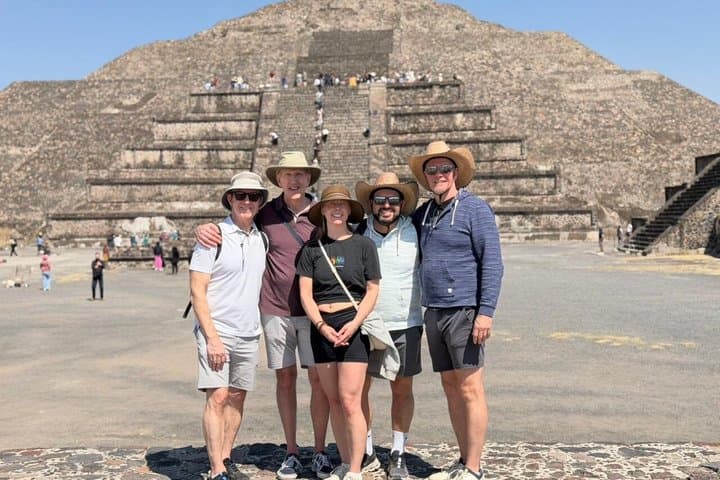 Pyramids of Teotihuacan and Restaurant "La Gruta" Experience