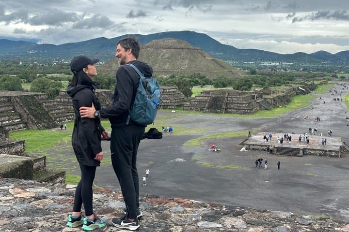 Pyramids of Teotihuacan and Restaurant "La Gruta" Experience