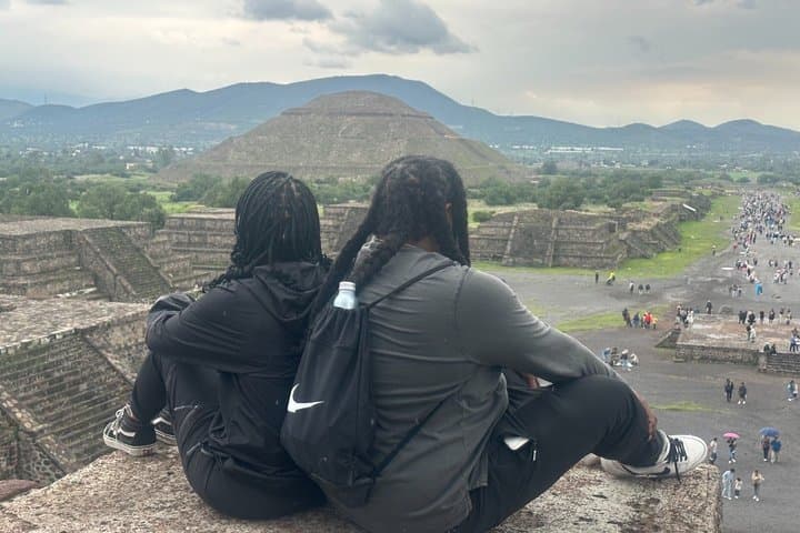 Pyramids of Teotihuacan and Restaurant "La Gruta" Experience