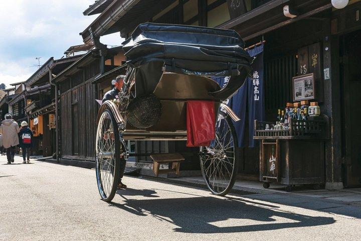 高山のナイトライフプライベートウォーキングツアー(ディナー付き)