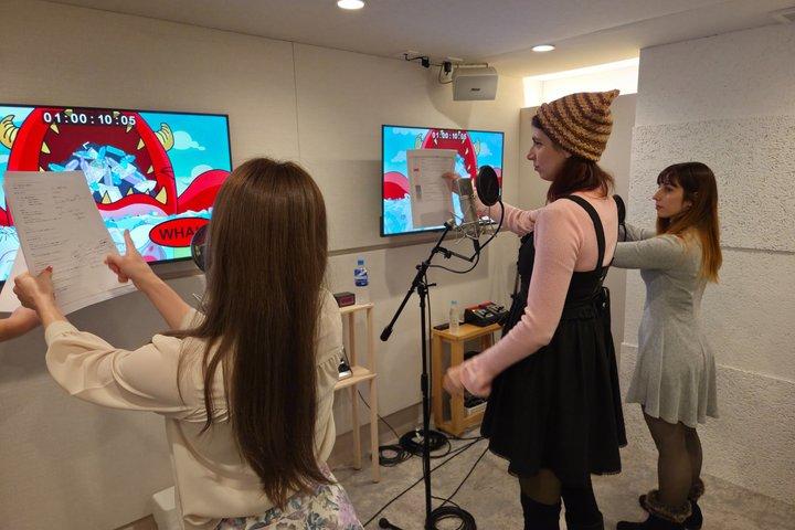 Anime Voice Acting con la guida di professionisti in uno studio