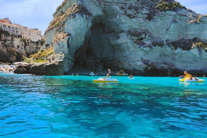 神々の海岸の洞窟を巡る、特別なプライベートツアー