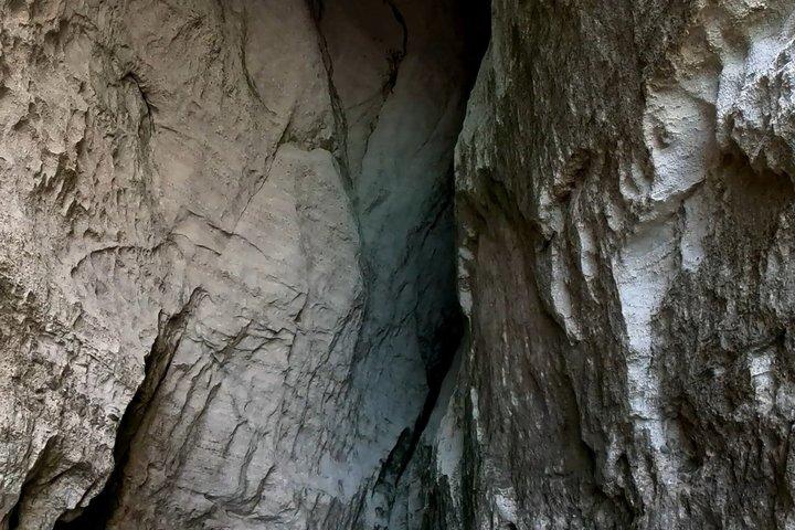 神々の海岸の洞窟を巡る、特別なプライベートツアー