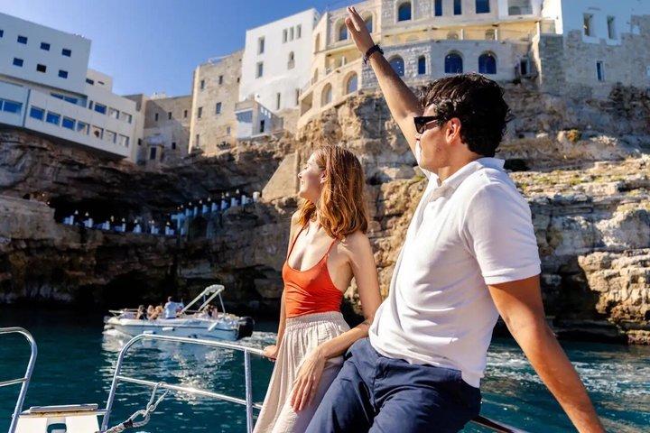 ポリニャーノ・ア・マーレ海岸のプライベートボートツアーとアペリティフ