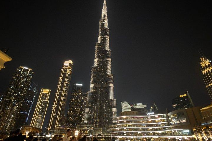 Dubai natttur med Burj Khalifa, Fontänshow och landmärken
