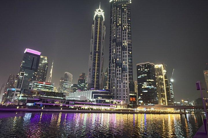 Dubai natttur med Burj Khalifa, Fontänshow och landmärken