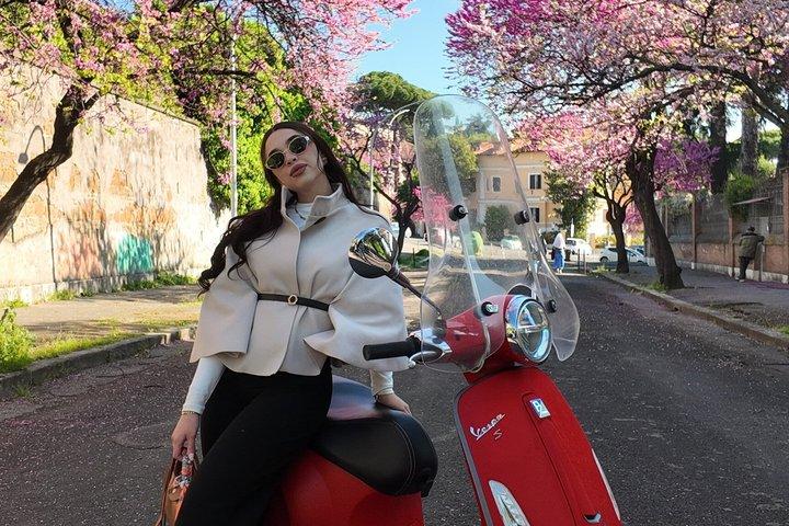 Roma Private Solo Vespa Tour with Pick Up and Drink
