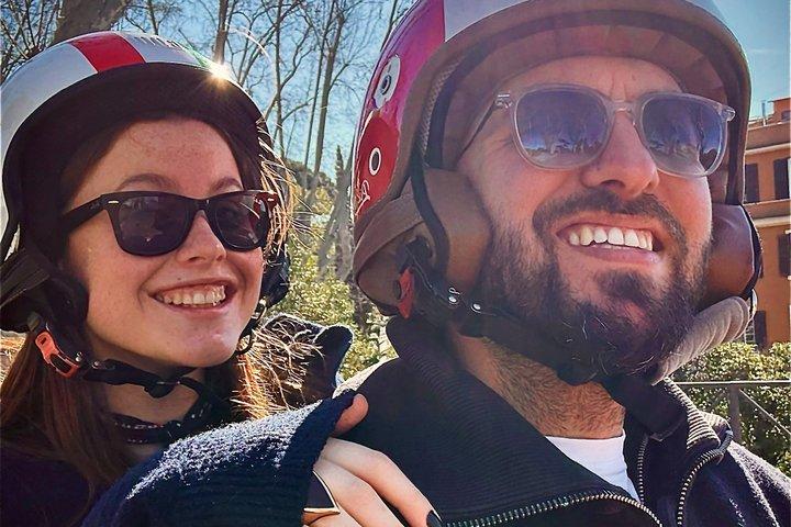 Roma Private Solo Vespa Tour with Pick Up and Drink