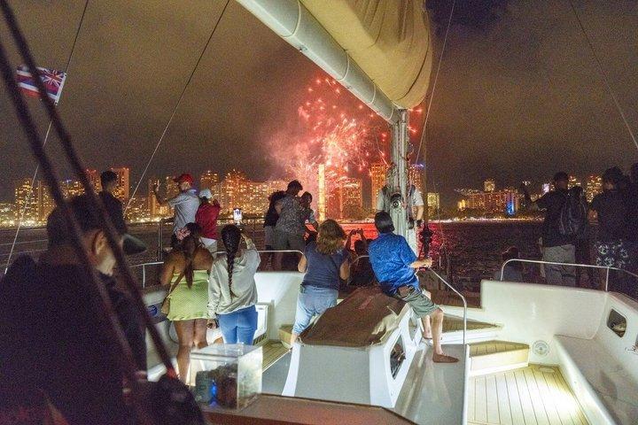 Waikiki: Fireworks Cruise from Beach & Cocktail Open Bar | Oahu