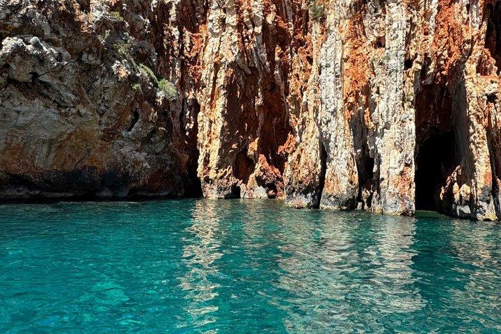 Tour privato in barca delle rocce rosse e delle isole Pakleni a Hvar