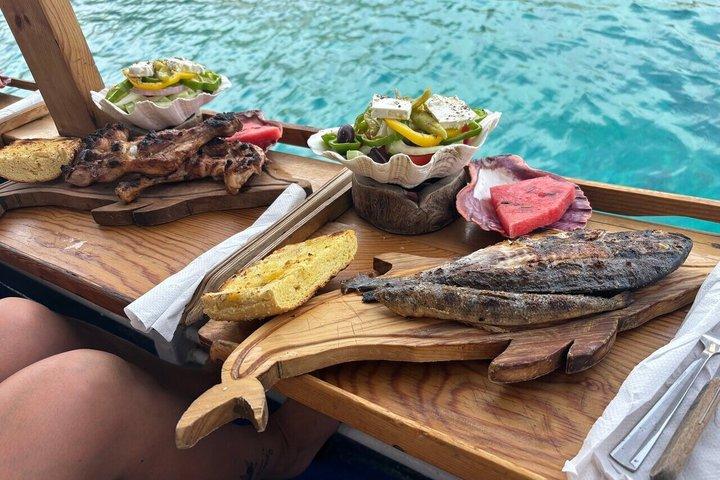 ALL FAMILY FUN : 釣り&水泳 ボートでBBQ付き(少人数)