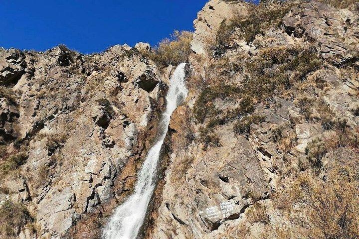 アルマトイ・イシク・トゥルゲン湖滝マス養殖場グループラックスツアー