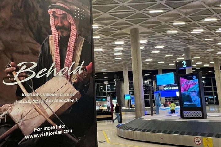 Transporte privado do Aeroporto de Amã para Petra por minivan