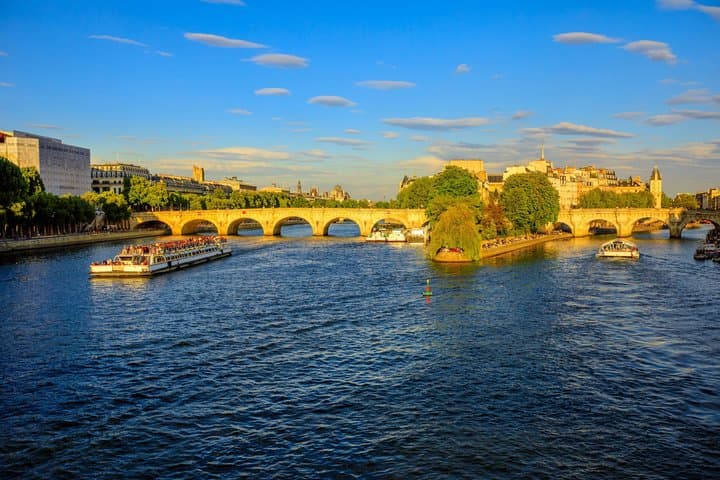Paris: Evening Lights Cruise with Legendary Bateaux-Mouches