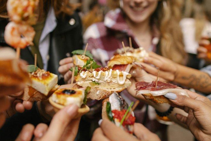 Tour a pie de tapas de Barcelona con vino en El Born
