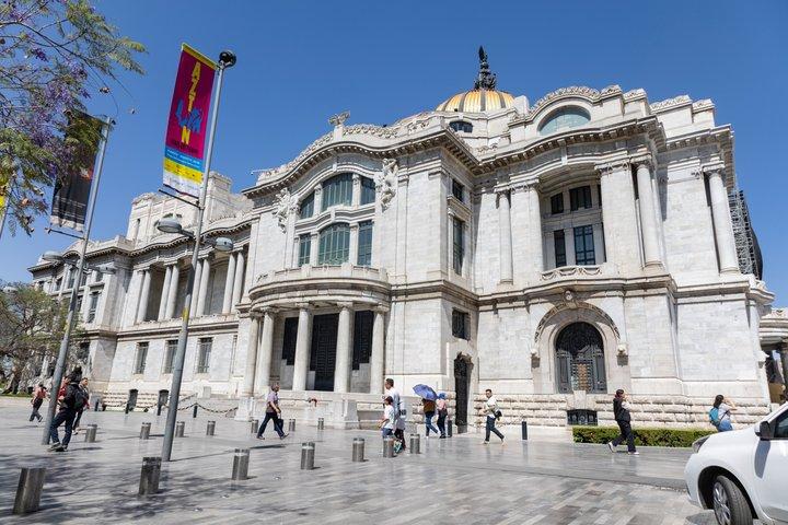 メキシコシティーガイド付き美術館と郵便宮殿ツアー