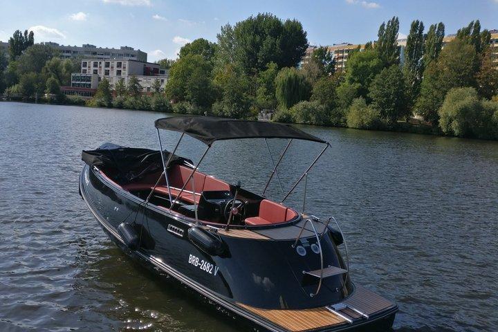 Udforsk Potsdam Wannsee med båd (1 til 8 personer, ingen licens kræves)