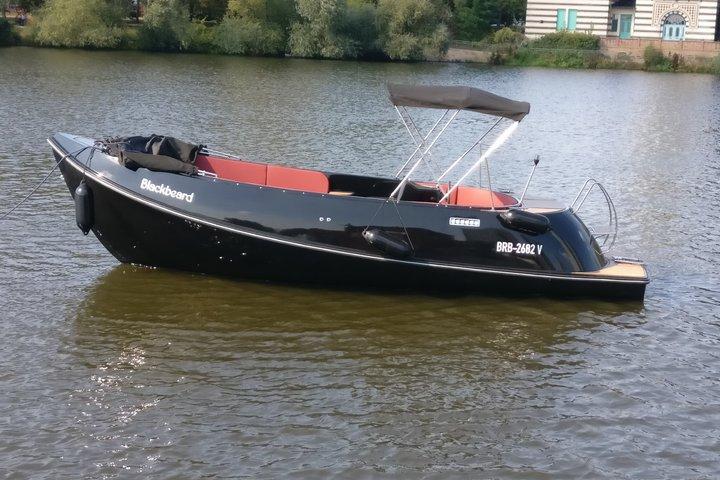 Udforsk Potsdam Wannsee med båd (1 til 8 personer, ingen licens kræves)