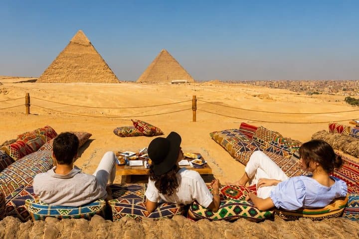 Private Giza Pyramids Tour with Breakfast at 9 Pyramids Lounge