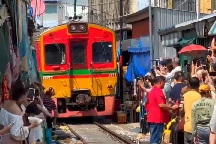 ドラゴン寺院プライベートツアー、鉄道と水上マーケット