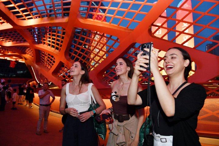 Private Chengdu Night Tour with Bamboo Fountain and Twin Towers