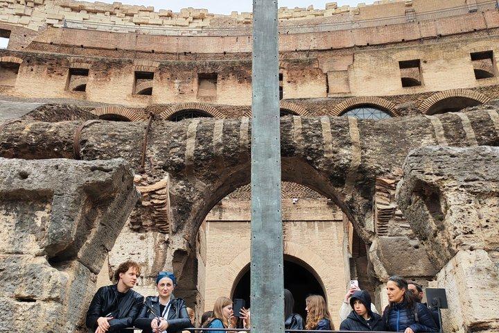 Exclusivo tour privado al Coliseo con acceso a la arena Hasta 7 personas