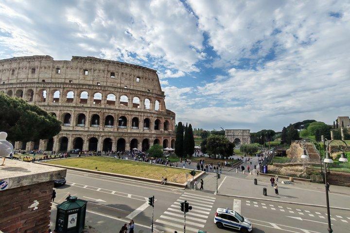 Exclusivo tour privado al Coliseo con acceso a la arena Hasta 7 personas